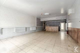 <p><strong><u>Te renoveren woning met veel potentieel en ruime zolder</u></strong></p><p>Bent u op zoek naar een woning die u volledig naar eigen smaak kunt renoveren? Dan is deze karaktervolle woning uit 1936 een unieke kans.</p><p>De woning beschikt over een <strong>uitzonderlijk ruime benedenverdieping</strong>, die vroeger dienst deed als café. Hierdoor geniet u van een zee aan ruimte met tal van mogelijkheden: een royale leefruimte, open leefkeuken, hobbyruimte, thuiskantoor of zelfs het creëren van een gezellig terras of stadstuin. Dankzij de reeds aanwezige<strong> poutrel</strong> zijn er bovendien extra mogelijkheden om de ruimtes volledig naar wens in te delen.</p><p>Verder biedt de woning reeds:</p><ul><li>2 ruime slaapkamers</li><li>Badkamer</li><li>Grote zolder met potentieel</li><li>Kelder en bergingen</li><li>Vernieuwde gasketel</li><li>EPC-label <strong>E</strong></li></ul><p><strong>Extra troef:</strong> Dankzij de ruime bewoonbare oppervlakte vormt deze woning de ideale basis voor een totaalrenovatie. Afhankelijk van de geldende voorwaarden kan u bovendien mogelijk genieten van een <strong>verlaagd btw-tarief</strong> op renovatiewerken.</p><p><strong>Een unieke opportuniteit voor wie op zoek is naar ruimte, karakter en de vrijheid om een woning volledig naar eigen smaak te creëren.</strong></p><p><strong>Meer info of een bezoek?</strong><br /><strong>karel@roetsvastgoed.be</strong><br /><strong>0470342025</strong></p>