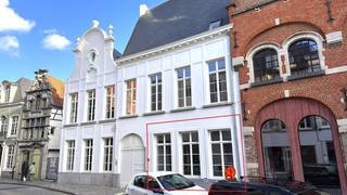 Leuke nieuwe commerciële ruimte op toplocatie!
Deze kantoorruimte is gelegen op de gelijkvloerse verdieping van een prachtig historisch pand pal in het centrum van Mechelen.
De gebouwen werd volledig gerenoveerd in 2023-2024.
Bij de renovatie werd dit pand voorzien van alle hedendaagse comfort zoals videofoon, natuurstenen vloeren, houten ramen, airco,...
Buiten de kantoorruimte zelf is er nog een afgewerkte berging inbegrepen met een toilet.
Deze berging kan vb. ingericht worden als kitchenette e.d.
Ideaal voor gebruik als kantoor of voor vrije beroepers!
Wachtruimte is voorzien in de inkomhal van het gebouw én er is een fietsenberging voorzien met oplaadpunt voor elektrische fiets.
Buitenruimte is voorzien achter het gebouw in het semi-publiekelijk binnengebied.

Interesse?
Bel 0468 21 65 00
Mail: info@vv-realestate.be