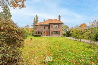 Ben je op zoek naar een authentieke woning op een zeer rustige en mooie locatie? Zoek niet verder.<br /><br />Deze woning bevindt zich tussen de natuur in de rand rond Ronse. Zeer rustig gelegen maar toch zeer dicht bij het centrum van Ronse waar je alle faciliteiten kan terugvinden. De woning zelf straalt enorm veel karakter uit. Werkelijk imposant bij het oprijden van de lange oprijlaan. De hoge plafonds en verschillende authentieke elementen maken van deze eigendom een echt unicum. De grote tuin met hoge bomen en zelf een klein bosje op het einde van het perceel zorgt ervoor dat deze woning nog meer tot zijn recht komt.<br /><br />Indeling:<br />-Kelder: Ruime handige kelder opgedeeld in verschillende ruimtes<br />-GLV: Via de indrukwekkende inkomhal betreedt je links een kleine leefruimte en rechts een grote leefruimte die allebei achteraan uitgeven op de keuken met berging. Er is tevens nog een garage in de tuin.<br />-1stV: Via de overloop heb je toegang tot een badkamer en 4 ruime slaapkamers waarvan één momenteel dienst doet als bibliotheek. Via een gang is er nog een kleinere slaapkamer met een badkamer en berging. Er is tevens een apart toilet op deze verdieping.<br />-Zolder: Handige zolder voor het opbergen van allerlei zaken<br /><br />Wil je deze unieke en karaktervolle eigendom terug in zijn glorie herstellen en hier een echte thuis creëren? Maak snel een afspraak en laat je verwonderen door al wat deze eigendom te bieden heeft.