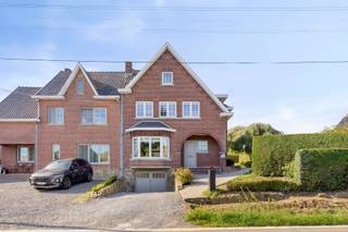 <p>Achter de karaktervolle gevel schuilt een sfeervolle woning met optimale lichtinval, die wooncomfort combineert met een verrassend ruime indeling. De woning biedt maar liefst vier volwaardige slaapkamers, een ruime badkamer, een bureauruimte en tal van praktische bergruimtes.<br /><br />Ook de ligging is een troef: winkels, scholen en het openbaar vervoer bevinden zich op fietsafstand, waardoor de dagelijkse voorzieningen vlot bereikbaar zijn.<br /><br />Op het gelijkvloers bevindt zich de inkomhal met toegang tot de living en de keuken. De volledig uitgeruste keuken sluit mooi aan op de eetkamer en vormt een aangename en praktische leefruimte. Verder is er op deze verdieping een apart gastentoilet.<br /><br />De eerste verdieping omvat een nachthal, twee ruime slaapkamers, een grote en volledig uitgeruste badkamer en een aparte bureauruimte.<br /><br />De tweede verdieping biedt nog eens twee volwaardige slaapkamers, waardoor de woning bijzonder geschikt is voor gezinnen of voor wie nood heeft aan extra ruimte.<br /><br />Daarnaast beschikt de woning over een ruime kelder en een praktische tuinberging, ideaal voor extra opbergruimte.<br />De absolute troef is zonder twijfel de volledig aangelegde, zuidwestgerichte tuin. Hier geniet u volop van de buitenruimte en van de aangename namiddag- en avondzon. Bovendien is het perceel ook bereikbaar via de achtergelegen weg, waar er parkeergelegenheid is voor twee wagens.<br /><br />Voor meer informatie of een bezichtiging ter plaatse kan u terecht op onze website www.confideo-immo.be of telefonisch op het nummer 012 23 23 11.</p>