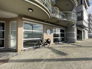 Een klein handelspand gelegen in Zeebrugge, met een uitstekende ligging nabij de jachthaven en een zuidelijke oriëntatie. Het pand is ideaal voor commerciële doeleinden, zoals een winkel of kantoor, en biedt een uitstekende zichtbaarheid en bereikbaarheid dankzij de nabijheid van de jachthaven.
Ben jij op zoek naar een handelspand? Contacteer sofie@keyimmo.be 0475/94 52 37 voor meer info.