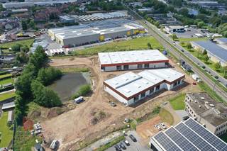 <strong>Nieuwbouw KMO-unit</strong> met een oppervlakte van <strong>240 m² en minstens 2 privatieve parkeerplaatsen</strong> te koop op toplocatie in Izegem.<br /><br />De casco bedrijfsruimte (brandklasse B) heeft een vrije hoogte van +/- 6 m en is opgebouwd uit een staalconstructie in combinatie met een betonplint en geïsoleerde sandwichpanelen. De loods is toegankelijk via een automatische sectionale poort met aparte toegangsdeur i.c.m. een glaspartij en beschikt bovendien over een lichtstraat. De unit maakt deel uit van het duurzame <strong>bedrijvenpark ''Stuyf''</strong> bestaande uit 32 KMO-units te koop met oppervlaktes van 170 m² tot 240 m², samenvoegbaar tot 1.145 m².<br />De bedrijfsgebouwen zijn geschikt voor zowel opslag als productie en bieden dus een ideale omgeving om te ondernemen. Strategisch gelegen langs de Stuivenbergstraat met vlotte verbinding naar de E403 en een uitstekende uitvalsbasis voor de hele regio. Onmiddellijk beschikbaar.<br /><br />Contacteer <strong>PANORAMA B2B</strong> voor bijkomende (technische) inlichtingen, plannen of een vrijblijvend plaatsbezoek <strong>050 300 800</strong>.