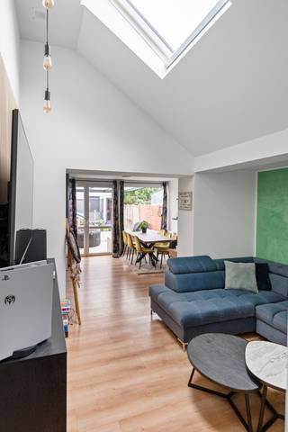 In de rustige Kerkhofstraat in Niel ontdek je deze volledig en energetisch gerenoveerde woning met een ruime garage en aparte studio bovenop. Een ideale thuis voor een kangoeroewoning of die graag een deel van de lening recupereert door de studio achteraan te verhuren. <br /><br />Bij het binnenkomen kijk je recht door de woning door naar de tuin. Aan de rechterzijde is er de volledige geïnstalleerde keuken, voorzien van alle hedendaagse noden. <br />Verder door is e de eerste badkamer en leefruimte met zicht op de tuin. <br />De woning telt drie volwaardige slaapkamers en twee moderne badkamers, waardoor elk gezinslid over voldoende privacy beschikt. <br /><br />Ook aan duurzaamheid is gedacht: de woning is uitgerust met zonnepanelen en een warmtepomp, wat niet alleen je energiefactuur verlaagt maar ook garant staat voor een toekomstgerichte levensstijl.<br /><br />Achteraan vind je een ruime garage die plaats biedt aan wagen, fietsen en hobby’s. Bovenop de garage werd een aparte studio ingericht, ideaal als werkruimte, verhuur of voor een kangoeroewoning.<br /><br />De ligging in Niel combineert rust met bereikbaarheid. Je woont hier op wandelafstand van buurtwinkels, scholen en het station. Voor wie houdt van natuur ligt de Scheldedijk vlabkij. Tegelijk ben je met de wagen of het openbaar vervoer snel in Antwerpen of Brussel.<br /><br />Een energiezuinige woning, een slimme indeling én een extra studio: dit is een kans die je niet wil missen.