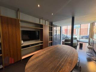 Gelegen aan het Zuid te Gent, bevindt zich deze <strong>karakteristieke instapklare kantoorruimte</strong>. Uitstekend bereikbaar met het openbaar vervoer en op wandelafstand van het <strong>stadscentrum</strong>. Dankzij de dichte nabijheid van de stadsring en de Fly-Over is er een zeer vlotte verbinding naar de R4, E40 en de E17.<br /><br />De kantoorruimte van 324 m² is verdeeld over het gelijkvloerse en de eerste verdieping. Op het gelijkvloers bevinden zich een ruime inkomhal, een vergaderruimte, een volledig uitgeruste keuken/bar, een sociale ruimte en <strong>open space burelen</strong>. Verder zijn er op het verdiep nog 2 extra vergaderzalen aanwezig, bijkomende kantoorruimte en sanitaire voorziening. Bovendien biedt het gebouw een privatieve en aangename <strong>stadstuin</strong>, ideaal voor ontspanning tijdens de lunchpauze. Er zijn tevens optioneel parkeerplaatsen voorzien aan de achterzijde van het gebouw.<br /><br />Neem vandaag nog contact op met <strong>PANORAMA B2B GENT KANTOREN</strong> voor meer informatie of om een vrijblijvend plaatsbezoek in te plannen via het nummer <strong>0477 44 39 30</strong>.