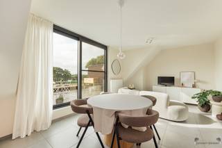 <h2><span>Cet appartement particulièrement agréable et élégant, situé au troisième et dernier étage, offre un bel équilibre entre lumière, espace et confort. La terrasse ensoleillée orientée sud-est est un atout indéniable, idéale pour profiter du soleil en toute tranquillité. L'appartement bénéficie par ailleurs d'un agencement pratique comprenant une cuisine entièrement équipée, une salle de bains avec une grande douche à l'italienne et des toilettes séparées. Les espaces de rangement ne manquent pas non plus grâce au grand grenier, au débarras au rez-de-chaussée et à la place de parking couverte. Label EPC A, 100 kWh/m²/an. </span></h2><h2><span>Atouts :</span></h2><ul><li><span>Troisième et dernier étage.</span></li><li><span>Grande terrasse ensoleillée orientée sud-est.</span></li><li><span>Grand grenier de rangement.</span></li><li><span>Espace de rangement au rez-de-chaussée.</span></li><li><span>Place de parking couverte incluse.</span></li><li><span>Cuisine élégante équipée d'appareils électroménagers.</span></li><li><span>Salle de bains avec grande douche.</span></li><li><span>Toilettes séparées.</span></li><li><span>Très économe en énergie.</span></li><li><span>Label EPC A.</span></li><li><span>Consommation d'énergie : 100 kWh/m² par an.</span></li></ul><p><span>Un appartement très bien entretenu qui se distingue par son confort de vie, sa fonctionnalité et son efficacité énergétique.</span></p>