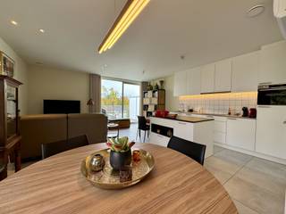 --01/01/2026 beschikbaar -- 

Modern en Uiterst-Energiezuinig Wonen in het Centrum van Beerse!
Droomt u van wonen op een goede locatie zonder zorgen over uw energiefactuur? Dit recent, modern en uiterst energiezuinig appartement bevindt zich pal aan de dorpskern van Beerse, waardoor u winkels en alle voorzieningen letterlijk op wandelafstand vindt. Comfort, efficiëntie en locatie komen hier perfect samen.

Lichtrijk Leven met Zonnige Luxe 
Gelegen op de tweede verdieping, bereikbaar met een vlotte lift, treft men in dit appartement een aangename en lichtrijke leefruimte aan. De open indeling verbindt naadloos de salonhoek, de eetplaats en de leefkeuken. Deze is compleet uitgerust met moderne inbouwtoestellen (combi-oven, vaatwasser, inductievuur, dampkap en koelkast).
De leefruimte geeft toegang tot een mooi terras aan de achterzijde, dat via een groot schuifraam bereikbaar is. Geniet hier van het buitenleven in alle comfort, dankzij de reeds aanwezige elektrisch bedienbare zonneluifel.

Optimaal Energiecomfort (Warmtepomp &amp; Airco) 
Dit appartement is gebouwd met het oog op de toekomst en biedt een uitstekend woonklimaat. De verwarming verloopt via een zuinige warmtepomp en vloerverwarming, gekoppeld aan eigen zonnepanelen. Bovendien is er zowel in de leefruimte als in beide slaapkamers airconditioning aanwezig, wat in elk seizoen zorgt voor optimaal comfort. U bent verzekerd van lage maandelijkse energiekosten!
Praktisch en Compleet 
Via de gang bereikt u de twee comfortabele slaapkamers, het apart toilet en de moderne badkamer, ingericht met een lavabomeubel, inloopdouche en handdoekradiator. Vlak naast de keuken bevindt zich een erg ruime berging voor voorraad en wasapparatuur.

Eigen Garagebox Inbegrepen 
Achteraan het fraai aangelegde perceel beschikt u over een eigen, ruime garagebox, uitgerust met verlichting, stopcontact en een elektrische sectionaalpoort – een onmisbare troef in het centrum!

Bent u op zoek naar een instapklaar en energiebewust appartement met alle luxe en comfort in het hart van Beerse? Contacteer ARES vastgoed- &amp; landmeetbureau te Beerse vrijblijvend voor meer informatie!
