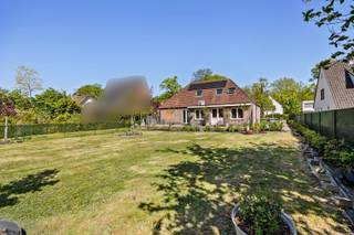 Ben je op zoek naar een woning waar <strong>rust, comfort en duurzaamheid</strong> samenkomen? Deze <strong>recente villa</strong>, gelegen in een uiterst begeerde en rustige woonwijk tussen Brasschaat-Centrum en Maria-Ter-Heide, biedt het allemaal. Hier woon je op wandelafstand van de uitgestrekte Brasschaatse bossen, terwijl winkels, scholen en openbaar vervoer binnen handbereik liggen.<br /><br />De woning baadt in het licht en is door de jaren heen volledig aangepast aan de moderne standaarden. Dankzij de 20 zonnepanelen met thuisbatterij en de aanwezige airconditioning geniet u hier van een zeer gunstig energieverbruik en een optimaal binnenklimaat, ongeacht het seizoen.<br /><br /><strong>Indeling </strong>Indeling: GLV: Inkomhal met aparte wc; zeer ruime woonkamer met open bureau en aansluitende eetkamer; geïnstalleerde keuken met toegang tot het terras en de omheinde tuin. Hoofdslaapkamer met ruime dressing; royale badkamer met douche, ligbad en dubbele lavabo; functionele wasplaats.   <br />V1: Nog 2 ruime slaapkamers op laminaat met bijhorende dressingruimte; af te werken badkamer en af te werken wc. Berging. <br /><br /><strong>Bijzonderheden:</strong>
<ul>
	<li>Tuin: Perfect georiënteerd op het zuidwesten – een paradijs voor zon liefhebbers.  </li>
	<li>Kwaliteit: Gebouwd door de gerenommeerde firma Cogghe (1990) en recent volledig vernieuwd.</li>
	<li>Comfort: Automatische rolluiken, airco, een waterverzachter....</li>
	<li>Energie: 20 zonnepanelen + batterijopslag.</li>
	<li>Veiligheid: Alarmsysteem en (automatische) poort.</li>
	<li>Extra: Volledige kruipruimte onder de gehele woning en aparte garage in de tuin.</li>
</ul>