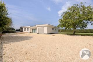 <p>MEISE - Instapklare hedendaagse woning op ruim 30 are – uitzonderlijk rustig gelegen<br /><br />Rust, ruimte en hedendaags wooncomfort komen hier perfect samen. De woning is gelegen in het charmante Rossem, een landelijk deel van Meise, op een royaal perceel van ruim 30 are in agrarisch gebied. Als laatste woning in een doodlopend straatje geniet u hier van uitzonderlijke rust, zonder doorgaand verkeer, omgeven door groen en met een heerlijk gevoel van privacy en vrijheid.<br /><br />Deze instapklare, vrijstaande woning valt op door haar strakke architectuur, mooie materialen en royale volumes. Het hart van de woning is de ruime leefruimte, waar de open keuken met groot kookeiland, eetplaats en zithoek mooi in elkaar overvloeien. Een praktische bijkeuken zorgt voor extra comfort. Grote raampartijen brengen veel natuurlijk licht binnen en versterken het contact met de tuin. De haard met warme houtaccenten vormt een sfeervolle blikvanger.<br /><br />De woning beschikt over vier ruime slaapkamers, waaronder een comfortabele master bedroom met zicht op de tuin.<br /><br />Een verrassende extra troef bevindt zich op kelderniveau: een royale, nog vrij in te richten polyvalente ruimte. Ideaal als mancave, thuisbioscoop, hobbyruimte, fitness of ontspanningsruimte.<br /><br />Naast de inpandige garage beschikt de eigendom over een ruime vrijstaande garage, die zich uitstekend leent als atelier, werkplaats of hobbyruimte.<br /><br />Buiten komt de uitzonderlijke ligging volledig tot haar recht. Het perceel van ruim 30 are biedt een royale tuin met prachtige aansluiting op het omliggende landelijke landschap en de open velden. Hier staan rust, privacy en buitenleven centraal.<br /><br /><span><strong>Enkele troeven:</strong></span><br /><br />- Instapklaar &amp; hedendaags – strakke architectuur, mooie materialen en royale leefruimtes<br />- Ruim 30 are groot perceel met open, landelijk karakter<br />- Uitzonderlijke ligging – laatste woning in een doodlopend straatje, zonder doorgaand verkeer<br />- Extra mogelijkheden – grote polyvalente kelderruimte, ideaal als mancave, cinema of hobbyruimte<br />- Twee garages – inpandige garage én ruime vrijstaande garage met potentieel als atelier<br /><br />Deze woning combineert modern wooncomfort, uitzonderlijk veel ruimte en landelijke rust op een unieke locatie<br /><br />Wens je een bezoek in te plannen? Neem dan zeker contact op via 053/60.65.66.</p>