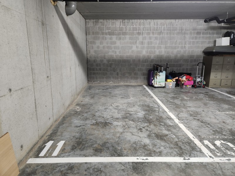 1 ONDERGRONDSE AUTOSTAANPLAATS TE KOOP!RESIDENTIE DE KOUTER.Prijs 15.000 euroMeer info: Igor +32 494 81 13 4