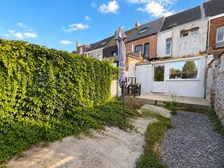 Statige woning met <strong>VIER SLAAPKAMERS, STADSTUIN</strong> en een gunstige ligging in een <strong>VERKEERSLUWE STRAAT TE MECHELEN</strong>. Met een <strong>EPC-LABEL C</strong> en een energiescore van 206 kWh/m² combineert de woning ruimte met een gunstige energieprestatie. Ook op <strong>ENERGETISCH VLAK </strong>zijn er mooie troeven: <strong>DUBBELE- EN HOOGRENDEMENTSBEGLAZING</strong>, CV op aardgas <strong>MET CONDENSATIEKETEL</strong>, <strong>DAKISOLATIE</strong> en recente dakpannen. Via de inkomhal met gastentoilet bereikt u de aangename leefruimte en de keuken, die naar <strong>EIGEN SMAAK </strong>kan worden opgefrist. Op de eerste verdieping bevinden zich <strong>TWEE VOLWAARDIGE SLAAPKAMERS</strong> en een badkamer. De bovenverdieping biedt nog <strong>TWEE EXTRA SLAAPKAMERS</strong>, waardoor deze gezinswoning over heel wat ruimte en mogelijkheden beschikt. De ligging vormt een bijkomende meerwaarde: winkels, scholen en horeca bevinden zich <strong>OP WANDELAFSTAND</strong>, terwijl het <strong>TEGENOVERLIGGENDE PARK</strong> met voetbalveld en speeltuigen voor ontspanning vlak bij huis zorgt. Aan de ingang van het park is bovendien <strong>PARKEERGELEGENHEID VOOR EEN TWINTIGTAL WAGENS</strong> voorzien <strong>INCLUSIEF LAADVOORZIENINGEN</strong> voor elektrische voertuigen.<br /><br />Adres: Donkerlei 49 te Mechelen<br /><br />EPC-label C; P-score: A, G-score: A; Bestuursmaatregelen in maatregelenregister: neen; Vrij bij akte.