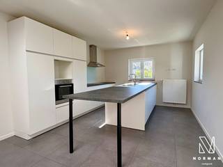 Deze woning heeft enkele jaren terug een complete renovatie gehad. Werkelijk alles is gestript geweest en opnieuw opgebouwd. De uitbouw achteraan...