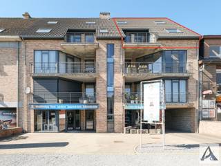 <p><span>Ruim duplex appartement met terras en 3 slaapkamers in Diepenbeek </span></p><p><span> </span></p><p><span>In de Nieuwstraat in Diepenbeek vinden we dit aangenaam en goed onderhouden duplex appartement, waar ruimte en comfort centraal staan. </span></p><p><span>In de inkomhal bevindt zich het gastentoilet. Vervolgens betreed je de ruime, lichtrijke leefruimte met open keuken. </span></p><p><span>Vanuit de leefruimte heb je bovendien directe toegang tot het terras. Dankzij de airconditioning geniet je hier het hele jaar door van optimaal comfort. </span></p><p><span> </span></p><p><span>Het appartement telt drie slaapkamers, waarvan één momenteel ingericht is als dressing.</span></p><p><span>Daarnaast zijn er twee badkamers aanwezig: op de onderste verdieping, één met douche en enkele lavabo. Boven vinden we de ruimere badkamer met ligbad, dubbele lavabo en tweede toilet.</span></p><p><span>Verder beschikt het appartement op elke verdieping over een berging. </span></p><p><span>Achteraan het gebouw bevindt zich een carport, zodat je altijd beschikt over een vaste parkeerplaats.</span></p><p><span> </span></p><p><span>In het gebouw is er ook een lift aanwezig. </span></p><p><span> </span></p><p><span>Dankzij de centrale ligging in Diepenbeek, met een vlotte verbinding naar de autostrade en op korte afstand van Genk-Hasselt, geniet u hier van een uitstekende bereikbaarheid en nabijheid van diverse voorzieningen. </span></p><p><span> </span></p><p><span>Kortom</span><span>,</span><span> een ideaal appartement voor wie comfortabel en zorgeloos wil wonen op een topligging, perfect als eigen woonst of als slimme investering. </span></p><p><span> </span></p><p><span>Neem vandaag nog contact met ons op via: <span>info@immopa.be</span></span><span> of 089 50 35 85!</span></p><p><span> </span></p>