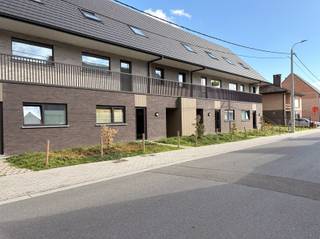 <p><span>Recent duplex-appartement met groot terras, autostaanplaats en fietsenstalplaats</span></p><p><span>Welkom in dit prachtig duplex-appartement, gelegen op een steenworp afstand van centrum van Baasrode en handig dicht bij het openbaar vervoer. Dit instapklaar duplex-appartement, verdeeld over de eerste en tweede verdieping, biedt u het comfort en de ruimte die u zoekt, met een extra bergzolder op de derde verdieping.</span></p><p><span>Elk appartement heeft zijn eigen privé ingang en een veilige parkeerplaats achter een elektrische poort. Onder het afdak is er ruimte voor het stallen van twee fietsen, compleet met oplaadpunten die rechtstreeks zijn gekoppeld aan de meter.</span></p><p><span>U zult genieten van de warmte die wordt geleverd door de vloerverwarming met behulp van een energiezuinige warmtepomp. De meeste verlichting is voorzien (voor de living en keuken kunt u uw eigen verlichting kiezen naar uw smaak).</span></p><p><span>Met zes zonnepanelen per appartement wordt het grootste deel van uw elektriciteits- en verwarmingskosten gedekt, waardoor u niet alleen kunt genieten van comfortabel wonen, maar ook kunt bijdragen aan een duurzamere toekomst.</span></p><p><span>Stap binnen in de ruime inkomhal met voldoende ruimte voor een vestiaire, en ontdek vervolgens de grote leefruimte met open keuken op de eerste verdieping. De keuken is uitgerust met alle moderne apparatuur die u nodig heeft, waaronder een dampkap, inductiefornuis, oven, koelkast en vaatwasser. Op deze verdieping vindt u ook een berging, een toilet en een terras.</span></p><p><span>Op de tweede verdieping wachten drie ruime slaapkamers op u, samen met een badkamer voorzien van een inloopdouche en een badkamermeubel met lavabo.</span></p><p><span>Dit prachtig appartement is beschikbaar vanaf 1 november. </span></p><p><span>Gemeenschappelijke kosten : € 60 per maand.</span></p><p><span>Verdere info of een bezoek ter plaatse contacteer Immo Twins 052/55.55.55 of info@immotwins.be</span></p>