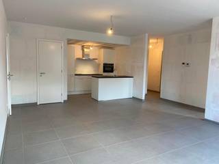 BEZOEK AANVRAGEN ENKEL MOGELIJK VIA VOLGENDE LINK: https://verlinden.mijnhuurprofiel.be/property/978d5902-7788-4cba-ab52-8d5e7898f6f8<br /><br />Instapklaar energiezuinig nieuwbouw appartement, gelegen in het centrum van Onze-Lieve-Vrouw Olen, op wandel - / fietsafstand van winkels, openbaar vervoer, scholen, station, ..., en met een vlotte verbinding naar de omliggende gemeentes Geel, Westerlo, Herentals en Kasterlee, alsook de E313 en de E34.<br /><br />Dit appartement gelegen op de eerste verdieping bestaat uit een woonkamer met volledig uitgeruste open keuken (vaatwasser, koelkast met vriesvak, combi-oven, inductie kookplaat en dampkap), Aansluitend bevindt er zicht een koele berging / wasplaats. <br /><br />Verder zijn 2 slaapkamers, een badkamer met inloopdouche en dubbele wastafel in meubel, een apart toilet en een inkomhal met ruimte voor een vestiairekast. <br /><br />Via schuiframen in zowel de leefruimte als de slaapkamer komt u terecht op het inpandige west georiënteerd terras. <br /><br />Achteraan het gebouw is een gemeenschappelijke tuin waar u gebruik van mag maken. <br /><br />Het betreft een energiezuinige appartementen met vloerverwarming op aardgas, ventilatiesysteem type C+. Het appartement wordt nog volledig geschilderd en is dus instapklaar.<br /><br />Verder is er een ondergrondse privatieve autostaanplaats, privatieve kelderberging en gemeenschappelijke fietsenstalling inbegrepen. <br /><br />Lift aanwezig.<br /><br />Huurprijs: €900/maand | gemeenschappelijke kosten: €50/maand | beschikbaarheid: 01/11/2026 | EPC: 35 kWh/m² (label A)