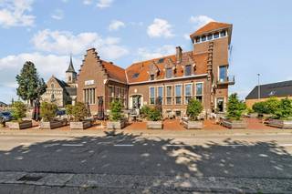 After the merger with Tienen in 1977, this impressive building lost its function as a town hall.It wasn't until 2021 that 2 apartments were...