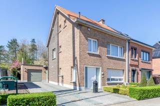 Deze verassende woning geniet van een uiterst gunstige ligging met een vlotte bereikbaarheid in Sint-Niklaas.Gelegen op een prachtig perceel van...