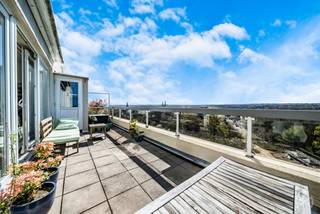 Op een steenworp van het Zoniënwoud ontdekt u dit prachtige uitzonderlijke duplex penthouse (omgekeerd) van ca. ±113 m² (EPC), ideaal gelegen op...