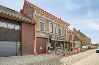 Cette maison de ville et cette entreprise dans le centre de Kaprijke vous offrent de nombreuses options.Le rez-de-chaussée commercial est...