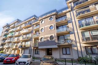 <p>Ben je op zoek naar een ruim gelijkvloers 3-slaapkamer appartement met een zonnige tuin en een veilige garagebox vlak bij Brussel?<br /><br />Dan is dit appartement geschikt voor jou en je gezin!<br /><br />Het appartement is gelegen in de Rue du Bon Pasteur 4, een aangename en rustige straat in een residentiële wijk van Molenbeek. Deze buurt staat gekend om haar uitstekende bereikbaarheid en aangename leefomgeving, op een boogscheut van scholen, lokale winkels, openbaar vervoer en de belangrijkste invalswegen naar het centrum van Brussel en de Brusselse ring.<br /><br />Het appartement is als volgt ingedeeld: een inkomhal, een lichtrijke leefruimte, een open uitgeruste keuken voorzien van kwalitatieve merktoestellen van Zanussi, Bosch en AEG, 3 volwaardige slaapkamers, een volledig vernieuwde badkamer met hedendaags comfort en 2 aparte toiletten.<br /><br />De absolute kers op de taart is het ruime terras met aansluitend de privatieve tuin. Hier geniet je in alle rust van het buitenleven. Daarnaast is de woning uitgerust met een professioneel Verisure alarmsysteem voor jouw optimale gemoedsrust.<br /><br />Als extra optie is er de mogelijkheid om een ruime, gesloten ondergrondse garagebox aan te kopen voor de prijs van € 26.000. Een absolute meerwaarde voor veilig parkeren en extra opslagruimte.<br /><br />Het pand heeft een EPC-score G, hoofdzakelijk door de aanwezigheid van individuele elektrische verwarming in plaats van een centrale verwarmingsinstallatie. Dit biedt echter het grote voordeel dat het EPC-attest mits enkele gerichte aanpassingen snel en efficiënt geoptimaliseerd kan worden naar eigen behoefte.<br /><br />Niet twijfelen, contacteer Mathias via 0478/70.96.49 of mathias.ehmann@weinvest.be voor meer informatie of een bezoek ter plaatse!</p>