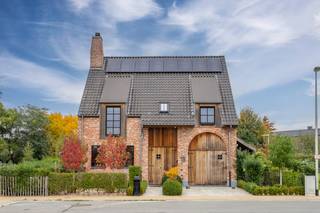 Deze <strong>supergezellige energiezuinige pastoriewoning</strong> is gelegen nabij het <strong>centrum van Gullegem</strong>.<br /><strong>Duurzame materialen</strong> maken de woning warm en cosy. Door de voorziening van <strong>zonnepanelen en thuisbatterij</strong> is de woning superzuinig met <strong>LABEL A</strong>. Het vaste meubilair is overal consequent uitgevoerd voor wie houdt van <strong>charme</strong>. <br /><br />Indeling woning: Inkom met toilet, <strong>living</strong> met <strong>zitplaats en eetplaats</strong> met <strong>open keuken</strong> alles uitgevend op de <strong>gezellige tuin met zwemvijver </strong>en <strong>groot bijhuis</strong> in dezelfde stijl gebouwd. Er is een tweede inkom op de zijkant van de woning die toegang verschaft tot de <strong>garage</strong> en keuken. Gans de woning is voorzien van <strong>parket</strong> met uitzondering van de keuken. De trap in de living leidt ons naar de eerste verdieping. <strong>Drie ruime slaapkamers</strong> en een <strong>grote badkamer met ligbad</strong> <strong>en</strong> supergrote <strong>douche</strong> zorgen voor het nodige comfort. Afzonderlijk mooi ingericht rustgevend toilet maken de inrichting af. Naast de badkamer is ook een linnenkoker voorzien die de was aflevert bij de wasmachine en droogkast in de garage. Op de overloop is er een <strong>bureelplaats</strong> voorzien. Een vaste trap verschaft toegang naar de <strong>grote zolder</strong> die <strong>kan ingedeeld worden in een 4e slaapkamer</strong> en een <strong>zoldergedeelte</strong>. De woning is gelegen op het einde van een <strong>doodlopende straat.</strong> Wg,Vv,Gvkr,Gdv,Vg <br /><br /><strong>RICHTPRIJS: €675.000</strong><br /> <br />Wenst u een bezoek? Neem contact op met Frank Lagae: 0475 674 835 of frank@dekeyser.immo