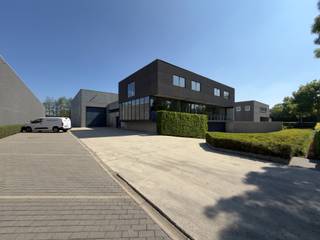 Ontdek dit uitstekend gelegen en multifunctioneel bedrijfsgebouw aan de Esserstraat 15 in Zwevegem, ideaal voor ondernemers die werk en wonen willen combineren of op zoek zijn naar een ruime professionele site met tal van mogelijkheden.<br />Het pand is gelegen op een perceel van 2.975 m² en biedt bovendien nog een uitbreidingsmogelijkheid van ca. 750 m², wat extra toekomstpotentieel garandeert.<br /><br />Het gebouw omvat een representatieve kantoor- en showroomruimte van 180 m², voorzien van sanitair en een kitchenette. Aansluitend bevindt zich een eerste magazijnruimte van 175 m² met een vrije hoogte van 3,82 m en een sectionale poort (2,3 m x 2,25 m), eveneens uitgerust met sanitair.<br /><br />Verder beschikt het gebouw over een ruim hoog magazijn van 576 m² met een vrije hoogte van maar liefst 7 meter. Deze ruimte is toegankelijk via twee sectionale poorten (4 m x 4,5 m en 3 m x 3 m) en staat in verbinding met een praktische laadkaai, wat zorgt voor een efficiënte logistieke werking.<br />De magazijnen zijn voorzien van gasverwarming en er is drijfkracht aanwezig, wat het pand geschikt maakt voor diverse industriële of ambachtelijke activiteiten.<br /><br />Daarnaast zijn er 3 ondergrondse garages en een ruime berging. Via deze zone bereikt u een traphal met liftkoker die directe toegang biedt tot zowel de kantoorruimtes als de bovenverdieping.<br />Op de bovenste verdieping bevindt zich een prachtig appartement van ca. 200 m² met: 3 volwaardige slaapkamers, een lichtrijke, open living met geïntegreerde keuken, 3 badkamers en een ruim terras van maar liefst 78 m². Dankzij het ontbreken van steunmuren kan deze verdieping bovendien eenvoudig worden heringericht tot een toonzaal of kantoorruimte.<br />Bovendien is er een polyvalente ruimte die nog naar wens kan worden ingericht, bijvoorbeeld als bijkomend kantoor, praktijkruimte of vergaderruimte.<br /><br />Contacteer Henry Van Tornhout voor bijkomende inlichtingen of een vrijblijvend plaatsbezoek via 0474 13 37 93 of via henry@kmovastgoed.be<br /><br /><strong>Stedenbouwkundige inlichtingen:</strong><br />EPC: C<br />Bouwvergunning: Ja<br />Verkavelingsvergunning: Nee<br />Bestemming: ambachtelijke bedrijven en kmo's<br />Voorkooprecht: geen<br />Geen rechterlijke of bestuurlijke herstelmaatregelen opgelegd<br />Niet gelegen in overstromingsgevoelig gebied<br />Overstromingsscores:<br />Gebouwscore (G): A<br />Perceelscore (P): A
