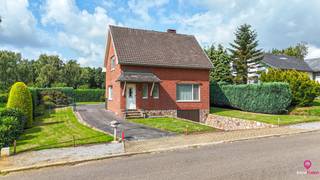 <p>Bij ImmoFusion 7/7 “open huis” : klik op onze 3D-TOUR.</p>
<p>In een rustige, groene buurt van Heusden-Zolder, op de Holleweg 12, vind je deze charmante open bebouwing op een mooi perceel van 8a 18ca. Deze goed onderhouden woning is ideaal voor wie op zoek is naar een gezinswoning met een leuke ligging en het potentieel om uit te breiden.</p>
<p>Bij het betreden van de woning kom je terecht in de inkomhal waar zich ook meteen de trap naar de eerste verdieping bevindt. Als je verder door loopt, kom je terecht in de lichtrijke eetkamer die verbonden is met de nette keuken, en de zitruimte.</p>
<p>Verder heb je een tussenruimte/veranda waar je gezellig kan gaan zitten met uitzicht op de tuin. Vanuit deze ruimte bereik je ook de badkamer, die is uitgerust met een lavabo en douche. Daarnaast bevindt zich hier ook het toilet en kan je verder lopen naar een extra ruimte dat bijvoorbeeld kan dienen als hobbykamer.</p>
<p>Helemaal achteraan de woning heb je nog een extra ruimte die je kan gebruiken als hobbyruimte of slaapkamer. Vanuit deze ruimte kan je naar de mooi onderhouden tuin. Dankzij de volgroeide tuin geniet je hier van alle privacy en rust!</p>
<p>Daarnaast is de woning bijna volledig onderkelderd en is er een inpandige garage aanwezig. Bovendien vind je een tweede garage die direct aan de achterzijde van de woning grenst.</p>
<p>De woning is rustig gelegen, maar toch vlakbij winkels, scholen en verbindingswegen. De combinatie van een goed gelegen perceel, degelijke bouwstructuur, dubbele garage en authentieke charme maken van deze woning een unieke opportuniteit op de vastgoedmarkt in Heusden-Zolder.</p>
<p>Pluspunten:</p>
- Rustig gelegen en vlakbij het centrum<br />- 3 slaapkamers<br />- Woning met veel mogelijkheden<br />- Goede bouwstrucuur<br />- Volgroeide tuin met privacy<br />- Inpandige garage<br />- Kelder aanwezig<br />
<p><span>Voor een bezichtiging ter plaatse of meer info, bel ons op 078/78.78.70, of kom gewoon binnen op ons kantoor, steeds welkom!</span></p>
<p><span>*</span>De hierboven vermelde informatie, inclusief gegevens over de stedenbouwkundige vergunningen en mogelijke inbreuken, is gebaseerd op de gegevens die op het moment van publicatie beschikbaar waren. De verkoper en de vastgoedmakelaar kunnen niet instaan voor de volledigheid of actualiteit van deze informatie. Kandidaten-kopers dienen zelf, eventueel via het bevoegde gemeentebestuur, na te gaan of er stedenbouwkundige inbreuken of onvergunde constructies aanwezig zijn. De wettelijke informatieplicht wordt nageleefd zodra alle officiële gegevens beschikbaar zijn.*</p>