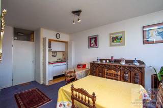 Bent u op zoek naar een appartement dat u volledig naar eigen smaak kunt moderniseren? Dan is dit verzorgde éénslaapkamerappartement op de zesde verdieping beslist een bezoek waard. Dankzij de goede onderhoudsstaat vormt het de ideale basis om een hedendaagse woonst te creëren, volledig afgestemd op uw eigen wensen.<br />Het appartement beschikt over een lichtrijke leefruimte, een slaapkamer en een praktische indeling. Bovendien is een privatieve kelderberging inbegrepen in de vraagprijs, wat zorgt voor extra opbergruimte.<br />Of u nu op zoek bent naar een vaste woonplaats, een tweede verblijf aan zee of een interessante investering, dit appartement biedt tal van mogelijkheden. Een mooie kans voor wie op zoek is naar een verzorgd appartement met veel potentieel op een aantrekkelijke ligging.