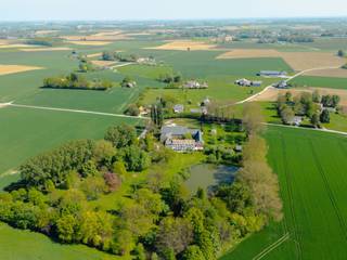 Gelegen in een van de best bewaarde dorpjes van Waals-Brabant, is deze opmerkelijke en prachtig bewaarde vierkantshoeve goed voor een...