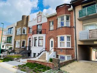 Karakteristieke woning in het centrum van De Panne, vlakbij de markt en de winkelstraat, op wandelafstand van het strand.<br /><br />Inkomhal, woon- en eetkamer met hoge plafonds en authentieke parketvloer, uitgeruste keuken, nachthal, 4 slaapkamers, badkamer met douche, wastafel en toilet, apart toilet, ruime kelder, wasplaats, rustige tuin met groot tuinhuis en 2 balkons op de verdiepingen.<br /><br />Onbemeubeld - Te moderniseren<br /><br />EPC label F - 570 kWh/m²<br />De woning valt onder de renovatieplicht voor residentiële gebouwen.<br /><br />Meer info, documenten en virtueel bezoek op www.immodepanne.be