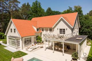 BEKIJK OOK ONS FILMPJE! Klik hierboven op het 'scherm-icoontje'!PRIMEUR: Knappe long island karakter villa met verwarmd buitenzwembad in een fijne...