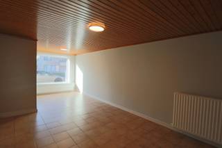 INDELINGGELIJKVLOERSInkomhal. Woonkamer met zithoek. Traphal.Keuken voorzien van aardgaskookplaat met oven en afzuigkap.Badkamer voorzien van...