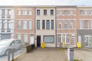 <p><span>Interesse? Plan dan zelf je bezoek in via onze digitale kalender. Vragen? Neem gerust contact op met Sofie Stalmans via sofie.stalmans@copandi.be of via +32 484 74 47 00.</span></p>
<p>Welkom in deze verrassend ruime gerenoveerde woning met drie volwaardige verdiepingen, ideaal voor gezinnen of wie op zoek is naar veel ruimte en potentieel. Dankzij de leefruimte met open keuken, op het gelijkvloers drie slaapkamers en tuin, is dit een thuis met tal van mogelijkheden.<br />Tevens is er nog de mogelijkheid om een vierde slaapkamer of extra badkamer bij te maken.</p>
<h3>I<strong>ndeling</strong></h3>
<p><strong>Gelijkvloers</strong><br />De inkomhal (<em>4 m²</em>) leidt je naar een eerste, ruime leefruimte van <em>27 m²</em>, aansluitend gevolgd door een tweede living van <em>12 m²</em> — ideaal als extra zitruimte, speelkamer of bureauruimte.<br />De open keuken (<em>9 m²</em>) grenst aan een functionele badkamer (<em>5 m²</em>) en een handige berging (<em>2 m²</em>), wat zorgt voor een praktische en overzichtelijke indeling.</p>
<p><strong>Eerste verdieping</strong><br />Hier bevinden zich twee slaapkamers van respectievelijk <em>14 m²</em> en <em>10 m²</em>. Beide kamers worden verbonden via een centrale nachthal (<em>6 m²</em>).</p>
<p><strong>Tweede verdieping</strong><br />De bovenste verdieping volgt hetzelfde stramien, met een slaapkamer <em>14 m²</em> en extra aparte ruimte.</p>
<p>✅ Drie volwaardige slaapkamers<br />✅ Open leefruimtes op het gelijkvloers<br />✅ Open keuken<br />✅ Tuin<br />✅ Centrale ligging in Lier, nabij winkels, openbaar vervoer en scholen<br /><br /><b>Kijkdag 25 oktober tussen 13u en 14.30u.</b></p>