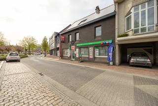 <p>Bijzonder ruim (BVO 436m²) commercieel gebouw met bovengelegen woonst, omvattende een gelijkvloerse verdieping welke ingericht als krantenwinkel/ copycenter en aparte instapklare woonst van ca 150m². <br />Vele mogelijkheden qua wonen/ werken commerciële ruimte, woning voor grote gezinnen etc. Gelegen op een totale oppervlakte van 1835m². Achtergelegen grond is te bereiken via een handige servitude weg achter de brandweer.<br /><br />INDELING: Op de gelijkvloerse verdieping is momenteel een krantenwinkel/ copycenter gevestigd (het handelsfonds kan overgenomen worden). Vooraan bevindt zich het winkel gedeelte en achterliggend kitchenette en ruime werkzone met plaats voor machines, bureau ruimte en pasfoto studio welke kan verbouwd worden tot aparte ingang voor het appartement. Dankzij deze indeling zijn er verschillende invullingen mogelijk afhankelijk van uw plannen (11m x 20m).<br /><br />De woonst bevindt zich op de bovenverdieping, momenteel bereikbaar via de winkel, maar een aparte ingang is mogelijk. De leefruimte geniet van veel licht en werd 2010 uitgebreid met een vergunde uitbouw, die vandaag plaatst biedt aan een aangename living en een moderne, volledig uitgeruste keuken. Van hieruit is er ook direct toegang tot het ruim terras voorzien van een luifel.<br />Verder beschikt het appartement over 3 volwaardige slaapkamers, wasplaats en een stijlvolle badkamer met dubbele inloopdouche, ligbad, dubbele lavabo en toilet.<br /><br />BIJZONDERHEDEN:<br />Totale perceelsoppervlakte 1835m² waarvan achterste 950 m² apart mee aan te kopen/ overeen te komen - EPC-label B (141 kWh/m²) – Commerciële ligging – Ruim appartement en handelspand – 3 slaapkamers – Moderne badkamer – Dak isolatie 12cm – 28 Zonnepanelen met groene stroomcertificaten – Speksteen Kachel hout (app.) & Airco – Alarmsysteem Handelspand & Appartement – P&G score: D (perceel vooraan) – Pscore D en Gscore A (perceel achteraan) - Stedenbouwkundige info in aanvraag<br /><br />Wenst u graag meer info? Bel 03361 51 51 of mail ilyas@yvesvanpelt.be</p>