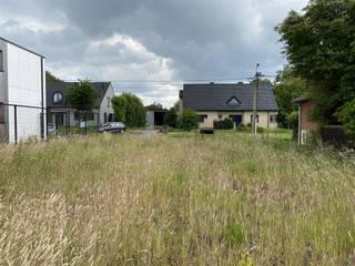 Ce beau terrain aménageable de 415 m² est situé juste à l'extérieur du centre d'Onze-Lieve-Vrouw-Waver, dans une rue peu fréquentée et agréable...