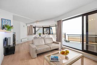 Een unieke kans voor wie droomt van zon, zee en zorgeloos wonen aan de kust.

Een uitzonderlijke opportuniteit aan de Belgische kust: dit lichtrijke hoekappartement op de 8ste verdieping van residentie Bristol Palace beschikt over maar liefst vier terrassen, waaronder meerdere terrassen met zeezicht en een ruim zonneterras. Een zeldzame combinatie die u de hele dag laat genieten van zon, licht en de zee als dagelijkse achtergrond.

Dankzij de unieke hoekligging en de grote raampartijen baadt het appartement in natuurlijk licht. De aangename leefruimte en open keuken sluiten naadloos aan op de terrassen, waardoor binnen en buiten harmonieus in elkaar overvloeien. Vanuit verschillende ruimtes geniet u van een prachtig uitzicht op zee en de kustlijn.

Met twee comfortabele slaapkamers biedt dit appartement alle mogelijkheden als vaste woonst, tweede verblijf of investering aan zee.
Gelegen op een toplocatie tussen de jachthaven en het casino van Blankenberge, bevindt u zich op wandelafstand van de Zeedijk, winkels, restaurants en alle voorzieningen.

Extra troeven zijn de mogelijkheid tot aankoop van een enkele en/of dubbele autostaanplaats in het gebouw en een ruime private kelderberging.
Een uniek appartement voor wie droomt van ruimte, buitenleven en uitzonderlijke terrassen met zeezicht aan de kust.

Interesse? Contacteer Tinne via 0472 944 955 of tinne@keyimmo.be voor meer info of een bezoek.
