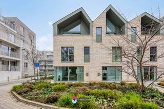 Deze halfopen bebouwing in Lieve Park combineert hoogwaardige afwerking, energiezuinig wonen en optimaal comfort. Met een bewoonbare oppervlakte van 198 m² en een EPC-score A+ is deze woning helemaal klaar voor de toekomst.<br />Op het gelijkvloers bevinden zich de inkomhal met gastentoilet, een ruime keuken en eetplaats met royaal keukeneiland en hoogwaardige, geïntegreerde toestellen (o.a. Smeg). Aansluitend ligt de lichtrijke open woonkamer met directe toegang tot de gezellige tuin met terras en berging.<br />De eerste verdieping telt twee volwaardige slaapkamers, een badkamer met ruime inloopdouche en een praktische wasplaats/berging.<br />Op de tweede verdieping bevindt zich de grote master bedroom met ensuite ruime badkamer met ligbad. Aansluitend is er een extra ruim terras, ideaal als private buitenruimte.<br />Lieve Park staat voor doordacht, harmonieus en esthetisch architecturaal wonen in een autoluw en privatief binnengebied, omringd door een beschermd park van 8.000 m². Een echte groene oase, gecombineerd met een vlotte bereikbaarheid via belangrijke invalswegen én een snelle verbinding naar het centrum van Gent.<br />Een stijlvolle, energiezuinige woning in een gegeerd en succesvol woonproject.<br />(Vermelde prijs bij verkoop onder registratie)<br />Interesse? Neem gerust contact met ons op voor meer informatie of een bezoek.