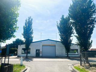 loods van +/- 450 m²15 m breed op 30 m diephoogte +/- 4 m1 sectionale toegangspoort van 3 m hoog en 3,70 m breedmet bureeltje van 20 m²toiletbetonnen...