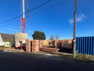 In de Zomerloosstraat in Gistel vinden we deze halfopen nieuwbouwwoning met 3 slaapkamers en een grondoppervlakte van 429 m². Deze woning is als volgt ingedeeld: inkomhal met gastentoilet, ruime leefruimte, open ingerichte keuken, ruime berging. Op het eerste verdiep zijn er 3 slaapkamers, een badkamer, extra bergruimte en een apart toilet. Deze halfopen woning is bovendien bijzonder rustig gelegen waardoor de tuin een echte troef van de woning is!<br /><br /> (Gvg, Wg, Gmo, Gvkr, Vv) Ref. OU25986<br /><br />Voor meer uitleg maken wij graag met u een afspraak voor een persoonlijk gesprek!<br /><br />Vraag gerust naar ons lastenboek en een duidelijke prijsraming op kantoor.<br /><br />Dit ontwerp is in omgevingsaanvraag ingediend bij de stad Gistel en is onder voorbehoud in afwachting van het verlenen van een stedenbouwkundige vergunning. Verkopen kunnen nog niet worden gerealiseerd, een reservatie maken van woningen is mogelijk, dit in afwachting van een goedgekeurde omgevingsvergunning die niet meer vatbaar is voor enig bouwberoep.<br /><br />Residentie Vastgoed treedt niet op als bemiddelaar maar als verkoper van het onroerend goed.<br /><br />Deze woning is op de gelijkvloerse verdieping voorzien van een inkomhal met apart toilet, een ruime leefruimte met open ingerichte keuken en een ruime was -en bergruimte. Op de eerste verdieping bevinden er zich 3 slaapkamers, een badkamer, een extra bergruimte en een ruime nachthal met apart toilet. Bovendien bevat deze woning een mooie tuin. (carport inbegrepen) (Gvg, Wg, Gmo, Gvkr, Vv) Ref. OU25986