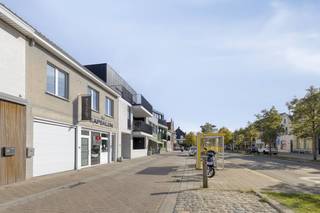 Ontdek dit instapklare handelspand in het hart van Oostduinkerke-dorp, Een unieke kans voor wie droomt van een eigen zaak op een toplocatie!Dit ruim en verzorgd pand ( 80 m²) is prachtig ingericht en klaar voor onmiddellijke start. Gelegen te midden van andere bruisende handelszaken, geniet u hier van een constante passage en een levendige sfeer. Of u nu een boetiek, kantoor, of horecazaak wilt openen, de mogelijkheden zijn eindeloos.Troeven op een rij:°Instapklaar: Geen renovatiewerken nodig, u kunt direct van start.°Goede locatie: Gelegen in de levendige dorpskern, omgeven door andere winkels en horeca.°Verzorgd en stijlvol: Een professioneel interieur dat direct een goede indruk maakt.°Ruim: Voldoende plaats voor diverse commerciële doeleinden.Bijzonderheden :- CV op gas - PVC met dubbel glas- ventilatie systeem C- tegelvloer- toilet- kitchenetteMomenteel uitgebaat als kapsalon. Overname is bespreekbaar.Grijp deze kans en word de nieuwe eigenaar van dit prachtige handelspand in het hart van Oostduinkerke. Contacteer ons vandaag nog voor meer informatie of een bezoek ter plaatse!