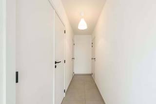 <strong><u>Huurprijs: 725 euro basishuurprijs + 65 euro gemeenschappelijke kosten per maand.</u></strong><br /><br />Op zoek naar een modern, lichtrijk en energiezuinig appartement met een aangename buitenruimte? Dit instapklare appartement op de eerste verdieping van Juliaan Claerhoutstraat 7 in Wielsbeke combineert hedendaags wooncomfort met een praktische indeling en een uitstekende ligging.<br /><br />Het appartement bevindt zich aan de voorzijde van het gebouw en beschikt bovendien over een <strong>privatieve autostaanplaats</strong> vooraan. Fietsen kunnen veilig worden gestald in de <strong>gemeenschappelijke fietsenberging.</strong><br /><br />🏡 <u><strong>Indeling</strong></u><br />Bij het binnenkomen ervaart u meteen de aangename, open sfeer van dit appartement.
<ul>
	<li>Lichtrijke woonkamer met grote raampartijen en veel natuurlijke lichtinval</li>
	<li>Gordijnen inbegrepen, zodat de leefruimte meteen sfeervol kan worden ingericht</li>
	<li>Open, moderne keuken, volledig geïnstalleerd en voorzien van de nodige inbouwtoestellen</li>
	<li>Apart gastentoilet</li>
	<li>1 slaapkamer</li>
	<li>Moderne badkamer met lavabomeubel en comfortabele inloopdouche</li>
	<li>Praktische technische ruimte/berging, ideaal voor wasmachine, droogkast en extra bergruimte</li>
	<li>Zonnig terras, perfect om te genieten van een koffie, aperitief of zomerse avond</li>
</ul>
♨️ <strong><u>Comfort &amp; energiezuinig wonen</u></strong><br />Dit appartement is volledig instapklaar en werd ingericht met het oog op hedendaags wooncomfort.<br /><br /><u>Troeven:</u>

<ul>
	<li><strong>Onmiddellijk beschikbaar!</strong></li>
	<li>BEN-gekeurd / zeer energiezuinig</li>
	<li>Vloerverwarming</li>
	<li>Moderne en volledig geïnstalleerde keuken</li>
	<li>Privatieve autostaanplaats</li>
	<li>Gemeenschappelijke fietsenstalling</li>
</ul>
<br />📍 <strong><u>Centrale ligging in Wielsbeke</u></strong><br />De Juliaan Claerhoutstraat bevindt zich in Wielsbeke-Centrum, waardoor u dagelijkse voorzieningen en het centrum vlot binnen handbereik heeft. De straat behoort tot het centrumgebied van Wielsbeke; in de nabije omgeving bevinden zich onder meer scholen, winkels en andere voorzieningen.<br />Ook voor wie pendelt is de ligging interessant. Wielsbeke ligt in de regio tussen Waregem, Kortrijk en Roeselare en beschikt over goede verbindingen richting de omliggende gemeenten en belangrijke verbindingswegen. Waregem ligt op ongeveer 7 km, Kortrijk op 13 km en Roeselare op 20 km. De N357 en N382 zorgen voor verbindingen richting onder meer Waregem en Roeselare.<br /><br />Een bezoek is absoluut de moeite waard! Contacteer Alicia <strong>+32 473 24 22 81</strong> of mail <strong>alicia@vastgoedcanniere.be</strong>