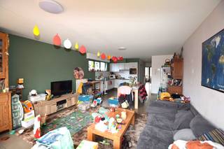 Gelijkvloers appartement, type half open bebouwing, met 1 slaapkamer en ruime tuin op een zeer goede locatie te Zandhoven, bestaande uit: inkomhal met apart toilet met handenwasser en plaats voor vestiaire; leefruimte met veel lichtinval en directe toegang tot de tuin met terras; open, ingerichte keuken voorzien van keramische kookplaat, dampkap, combi-oven en koelkast; berging met aansluiting voor wasmachine; ruime slaapkamer; badkamer met ligbad/douchescherm en lavabomeubel. Garagebox achter het gebouw bij aan te kopen (25.000 euro). Individuele nutsmeters, centrale verwarming op aardgas, alu ramen met dubbele beglazing, elektriciteit conform! Lage maandelijkse kosten. EPC: 237 kWh/m². Heden verhuurd.<br /><br /> 