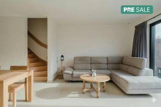 Bent u op zoek naar een huis te koop Kortrijk dat recent gebouwd, energiezuinig en rustig gelegen is? Dan is deze instapklare woning in de gegeerde woonwijk Langwater te Kortrijk absoluut het ontdekken waard. Dit huis te koop in Kortrijk (bouwjaar 2021) combineert hedendaags wooncomfort met een praktische indeling en een uitstekende bereikbaarheid.De woning beschikt over een lichtrijke leefruimte, een praktische keuken, eenberging, drie volwaardige slaapkamers en een ruime badkamer. Extra troef is de grote zolder, bereikbaar via een vaste trap, die indien gewenst kan worden ingericht als extra slaapkamer, bureau of hobbyruimte.Buiten geniet u van een onderhoudsvriendelijke tuin met zuid-west oriëntatie en een aangenaam terras. Daarnaast is er een praktische garage, inbegrepen. De woning is bovendien energiezuinig (EPC A) en uitgerust met zonnepanelen.Deze woning wordt aangeboden via Pre-Sale. Op zaterdag 28/03 kan u de woning voor een eerste keer ontdekken op afspraak. Daarna kan de woning nogmaals bezocht worden in de week van 30/03 tot 03/04. Tegen vrijdag 03/04 12u dient u een eenmalig maximaal bod uit te brengen. Meer info via Matthias Vanneste (0479 67 68 48 of matthias.vanneste@dewaele.com)De eigendom wordt aangeboden via de Pre-sale formule. Op 03/04/2026 tussen 10:00 en 12:00 kan u de woning op afspraak komen bezichtigen en een bod uitbrengen. De vermelde prijs is een instelprijs. Voor meer info, gelieve contact op te nemen met de dossierverantwoordelijke.
