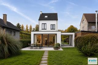 PRIJS BIEDEN VANAF 360.000 EURO Bent u op zoek naar een woning die u volledig naar uw eigen smaak kan omvormen? Dan zal deze karaktervolle vrijstaande woning in Erps-Kwerps u zeker verrassen. Om het potentieel van deze eigendom nog beter te illustreren, werden enkele inspirerende visualisaties toegevoegd. Deze tonen hoe de woning na renovatie kan evolueren naar een hedendaagse gezinswoning met strakke afwerking, moderne achterbouw en stijlvolle gevel. Deze beelden dienen uitsluitend ter inspiratie. De renovatiewerken maken geen deel uit van de verkoopprijs. De woning beschikt vandaag over een praktische indeling met inkomhal, leefruimte, eetkamer, keuken, badkamer, toilet, veranda en vier volwaardige slaapkamers en een tweede badkamer met toilet verdeeld over twee verdiepingen. Daarnaast zijn er een kelder, garage, lange oprit.  Extra troef is de uitzonderlijk diepe tuin met open zichten achteraan, waar rust, privacy en ruimte centraal staan. Ideaal voor gezinnen, dierenliefhebbers, tuinliefhebbers of zelfstandige die plaats nodig heeft voor rollend materieel of mogelijkheden wil voor extra visibiliteit en publiciteit. De ligging combineert een landelijke omgeving met een uitstekende bereikbaarheid. Bushalte en station richting Leuven en Brussel bevinden zich op wandelafstand. Scholen, winkels en belangrijke verbindingswegen zijn vlot bereikbaar. Volgens het asbestattest bevat het dak asbesthoudende materialen die conform de regelgeving tegen 2034 verwijderd of vernieuwd dienen te worden. PRIJS BIEDEN VANAF 360.000 EURO