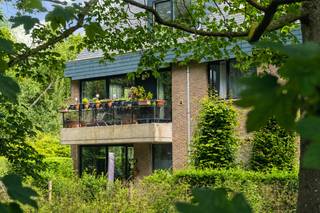 <p><span>Dit </span><strong><span>2-slaapkamerappartement op de eerste verdieping</span></strong><span> van Residentie Het Park combineert een praktische indeling met een bijzonder rustige ligging aan de achterzijde van het gebouw.</span></p>
<p><span>Het appartement heeft een oppervlakte van circa </span><strong><span>86 m²</span></strong><span> en beschikt over een ruime leefruimte met toegang tot het </span><strong><span>zuidgerichte terras</span></strong><span>, een aparte keuken, twee slaapkamers en een badkamer met ligbad. Vanuit de leefruimte en het terras geniet je van een mooi en groen uitzicht over de kruinen van de omliggende bomen.</span></p>
<p><span>De afwerking is klassiek en biedt ruimte om verder te moderniseren naar eigen smaak. Dankzij de zuidelijke oriëntatie, het terras en de rustige ligging is dit appartement geschikt voor zowel eigen bewoning, tweede verblijf als investering.</span></p>
<p><span>Residentie Het Park beschikt over een lift en ligt vlak bij het park, op korte afstand van centrum, winkels, horeca, strand en duinen. Garage of parkeerplaats optioneel bij aan te kopen.</span></p>
<p><strong><span>Troeven</span></strong></p>
<ul>
<li><span>Circa 86 m² woonoppervlakte</span></li>
<li><span>Eerste verdieping met lift</span></li>
<li><span>2 slaapkamers</span></li>
<li><span>Zuidgericht terras</span></li>
<li><span>Groen uitzicht over de boomkruinen</span></li>
<li><span>Rustige ligging aan de achterzijde</span></li>
</ul>
<p>Neem gerust contact op voor meer informatie of een bezoek.</p>
<p><strong>Verborgh Real Estate</strong> — +32 470 54 82 28<br /><strong>Covico</strong> — +32 494 87 22 32</p>