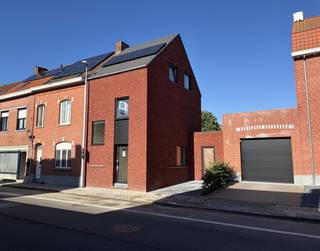 Hectaar bouwt drie nieuwbouwwoningen in Wervik, centraal gelegen nabij verschillende voorzieningen. Scholen, winkels, sportfaciliteiten en het stadscentrum zijn vlot bereikbaar. Dankzij de nabijheid van openbaar vervoer en belangrijke invalswegen ben je bovendien snel onderweg richting Ieper of Kortrijk - ideaal voor wie op zoek is naar een centraal gelegen en energiezuinige woning.<br /><br /><strong>Indeling van lot 03:</strong><br />Gelijkvloers: Inkomhal met gastentoilet en vestiaire ruimte, lichtrijke leefruimte met open keuken en een ruime berging.<br />Verdieping 1: Nachthal met apart toilet, ruime slaapkamer en een badkamer met ligbad, inloopdouche en dubbele lavabo<br />Verdieping 2: twee ruime slaapkamers <br />Zolderverdiep: zolder bereikbaar via zolderluik – ideaal als extra berging<br /><br /><strong>Troeven van deze woningen:</strong>
<ul>
<li>Energiezuinig wonen</li>
<li>Zonnepanelen (E20)</li>
<li>Regenwaterput van 7.500L aangesloten op toiletten, wasmachine en buitenkraan </li>
<li>Oprit met rechtstreekse toegang tot de bergruimte</li>
<li>Inclusief aanleg oprit en terras </li>
<li>Laminaat in de nachthal en slaapkamers</li>
</ul>
Contacteer ons vandaag nog voor meer informatie of een afspraak op ons kantoor te Roeselare.