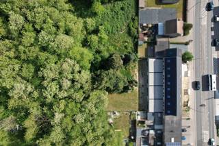 <p>Welkom in dit hedendaags woonproject aan de Liersesteenweg 132 in Sint-Katelijne-Waver. Deze nieuwe ontwikkeling omvat vier stijlvolle gezinswoningen met een eigentijdse architectuur, veel lichtinval en een groene, diepe tuin grenzend aan een bosrand.</p>
<p>Elke woning beschikt over drie ruime slaapkamers, een open leefruimte met ingerichte keuken, een moderne badkamer en een extra zolderverdieping – bereikbaar via een vaste trap – die perfect ingericht kan worden als hobbyruimte, bureau of bijkomende slaapkamers. De afwerking gebeurt naar eigen smaak volgens het lastenboek.</p>
<p>Qua energie scoort dit project uitstekend: voorzien van warmtepomp, vloerverwarming, doorgedreven isolatie, ventilatiesysteem en zonnepanelen. Zo woon je futureproof én energiezuinig.</p>
<p>Dankzij de centrale ligging zijn winkels, scholen, openbaar vervoer en verbindingswegen vlot bereikbaar. Ideaal voor gezinnen en investeerders.</p>
<p>Aankoop mogelijk aan 6% BTW, mits voldaan aan de voorwaarden.</p>
<p>Ook uw droomwoonst? Plan je afspraak met onze nieuwbouwspecialist via onze website zelf in!</p>