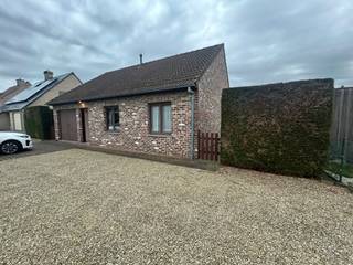 Zonnebeke - Rustig gelegen woning op 596 m² te koop.Indeling:Inkom, living met open keuken, 2 slaapkamers, badkamer, verandaRuime geïsoleerde zolder...