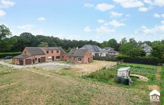 <p>Langs de bossen en velden gelegen woning aan de rand van Hamont. Rondom de woning is het schitterend wandelen in de natuur, bossen en velden zover als je kan kijken.</p>

<p> </p>

<p>Schitterend perceel van 1879m2. De woning heeft 6 slaapkamers en grote leefruimtes. De woning is door de jaren heen al op diverse punten aangepakt door de huidige eigenaars, maar dient door de koper nog gerenoveerd/opgefrist te worden. De woning wordt momenteel verhuurd aan correct betalende huurders. </p>

<p> </p>

<p><strong><u>Enkele troeven:</u></strong></p>

<ul><li>Rustige en groen omgeving dichtbij Hamont centrum</li><li>6 slaapkamers</li><li>Mits enkele kleine ingrepen, wordt er voldaan aan de renovatieverplichting</li><li>Groot perceel</li><li>Schitterend uitzicht aan zowel de voor- als achterzijde van de woning over de velden</li><li>Goede verbinding richting Nederlandse grens</li><li>Er ligt een groot natuurgebied tegenover de woning</li></ul>

<p>Indeling: zie bijgevoegde plannen</p>
