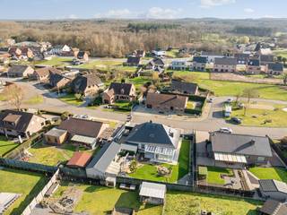 Ruim, charmant en centraal gelegen pand op Portiersveld 19 in Tessenderlo. Dit instapklare huis ligt op een een ruim perceel met straatbreedte...