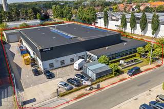 Fantastisch gelegen bedrijfsgebouw te huur bestaande uit magazijn gecombineerd met kantoorruimte in Zwijnaarde. Op slechts 5 minuten van de <strong>R4</strong>, met een zeer vlotte verbinding naar de<strong> verkeerswisselaar E17-E40</strong>. Dankzij deze strategische ligging zijn steden zoals Gent, Antwerpen, Kortrijk en Brussel uitstekend bereikbaar.<br /><br />Dit multifunctioneel pand heeft een magazijnruimte met een oppervlakte van 1.686 m² en een <strong>7 meter vrije hoogte</strong>. De ruimte beschikt over <strong>5 sectionale poorten</strong>, een polybetonvloer, lichtstraat met rookluik en automatisch LED-verlichting. Daarnaast is er een kantoor aanwezig van 249 m², waarvan een open space gecombineerd met individuele burelen, met een kitchenette en sanitaire voorziening. De site is bovendien voorzien van een 1.625 m² <strong>afgesloten buitenterrein</strong> met poort en <strong>20 parkeerplaatsen</strong>. Tevens is er nog een bijgebouw met 3 sectionaalpoorten op de site en de mogelijkheid tot overname van de tentstructuur.<br /><br />Heeft u interesse of wenst u graag meer details over dit aanbod? Neem contact op met <strong>Giel PANORAMA B2B</strong> voor meer info, plannen of een vrijblijvend plaatsbezoek via <strong>0477 02 09 02</strong>.